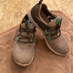 Vionic size 8 Gray/Seafoam mesh sneakers